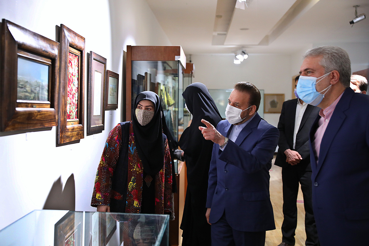 بازدید رئیس دفتر رئیس جمهوری از نمایشگاه آثار جشنواره صنایع‌دستی فجر