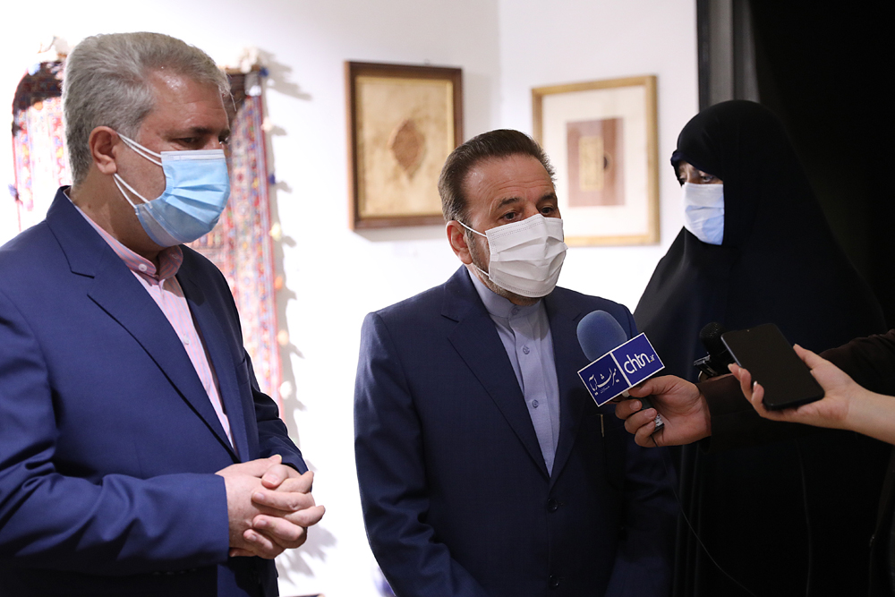 گفتگو با رئیس دفتر رئیس جمهوری در حاشیه بازید از نمایشگاه آثار جشنواره صنایع‌دستی فجر
