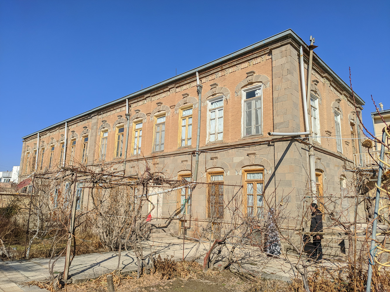 خانه ارادت اسکو، خانه‌ای تاریخی با نمای سنگی مجلل