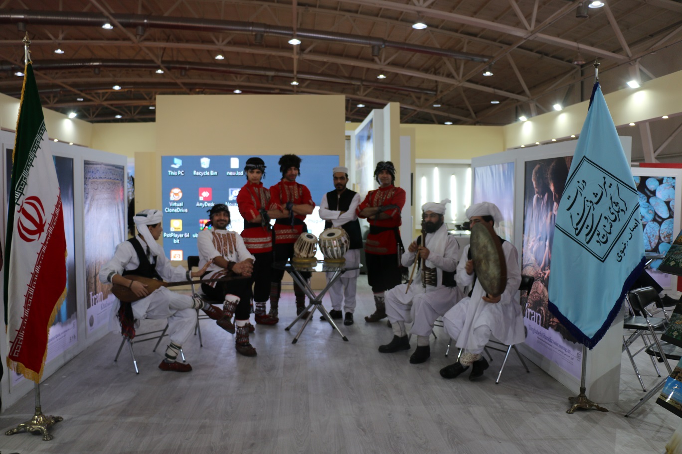 اجرای گروه موسیقی آیینی خراسان و نقالی شاهنامه در نمایشگاه گردشگری تهران
