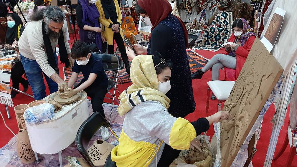 بر‌گزار‌ی ورکشاپ آموزشی صنایع‌دستی و هنر‌ها‌ی سنتی در غرفه‌ البرز