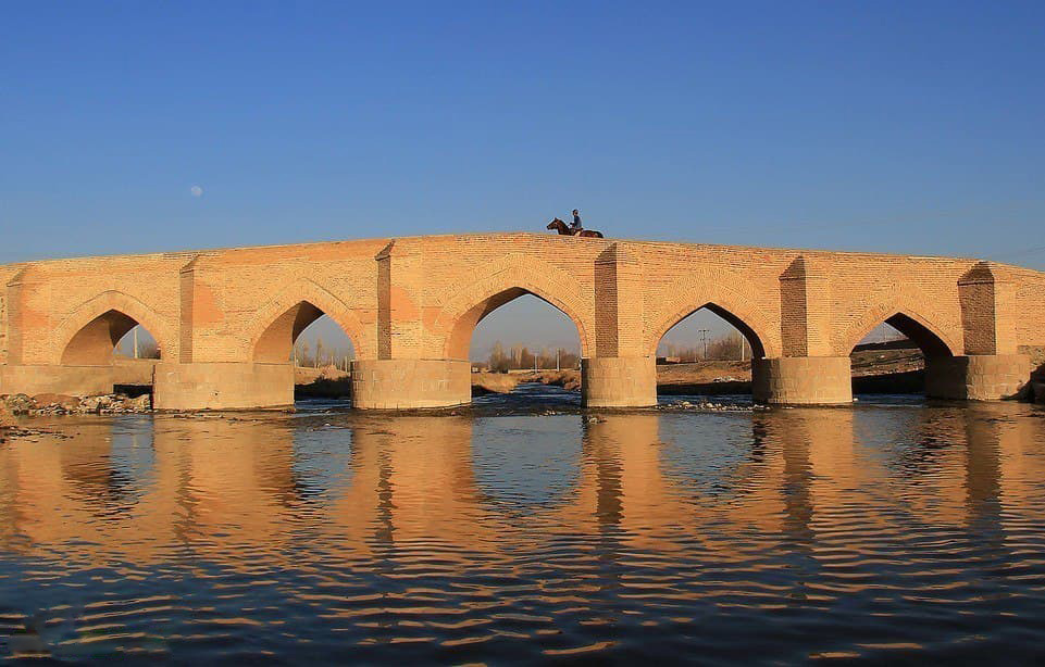 گذر لحظه‌ها بر فراز پل تاریخی پنج چشمه بناب