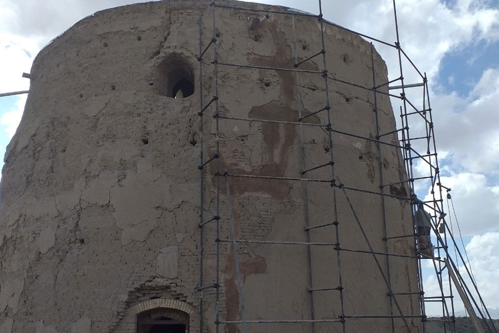 آغاز عملیات مرمت برج کبوتر 3 طبقه روستای تندران شهرستان تیران و کرون