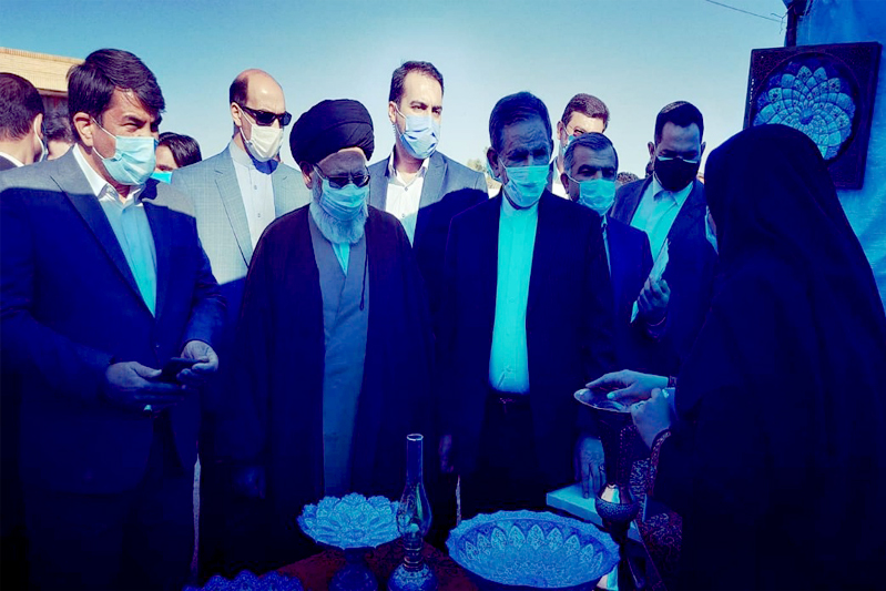 بازدید معاون اول رئیس‌جمهوری از نمایشگاه صنایع‌دستی روستای احمدآباد در یزد