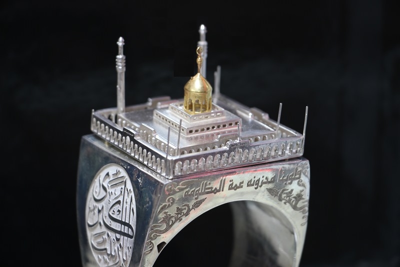 ساخت ماکت حرم حضرت ‌زینب (س) بر روی انگشتر توسط هنرمند قمی