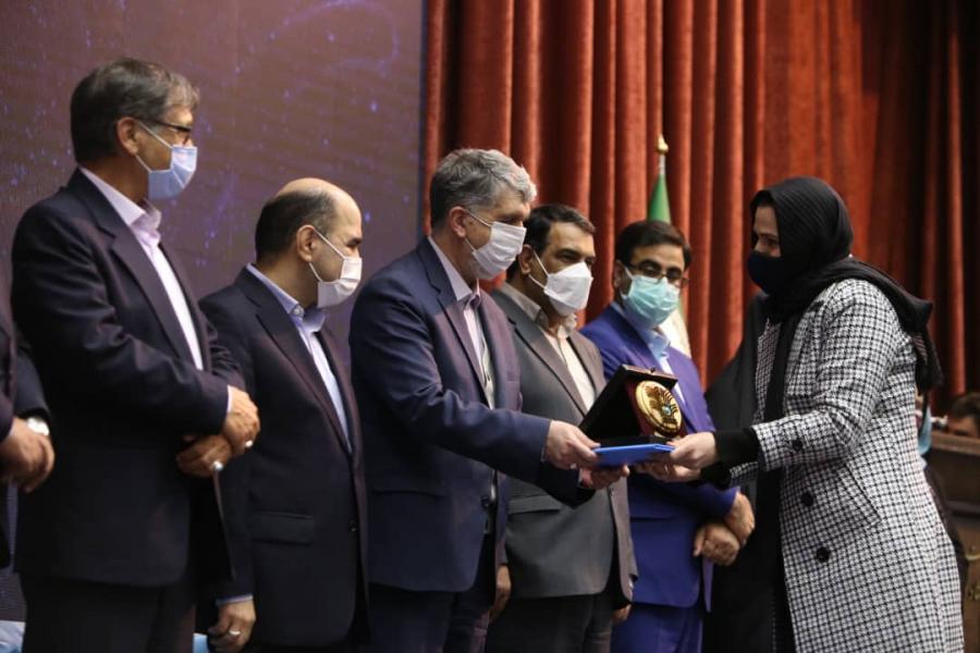 دیپلم افتخار ششمین دوره جایزه فیروزه به هنرمند صنعتگر خوزستانی رسید