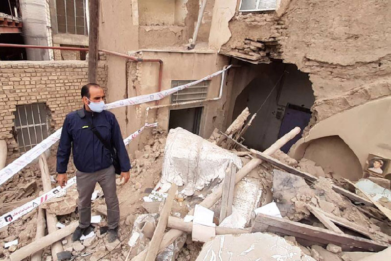 رفع خطر از یک خانه تخریب شده در محدوده ضلع شرقی میدان امام (ره) اصفهان