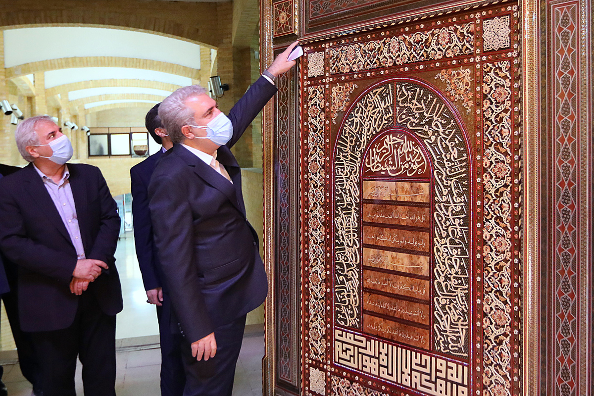 بازدید دکتر مونسان ازنمایشگاه تابلوهای معرق آیات قرآن