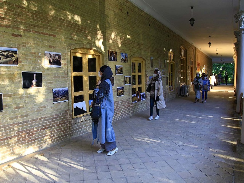 نمایش دست یافته‌های هگمتانه در باغ ایرانی همدان