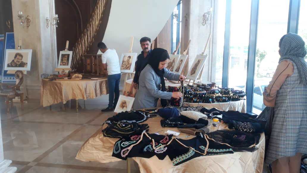 نمایشگاهی از تولیدات صنایع‌دستی در محل هتل هاله بانه برپا شد