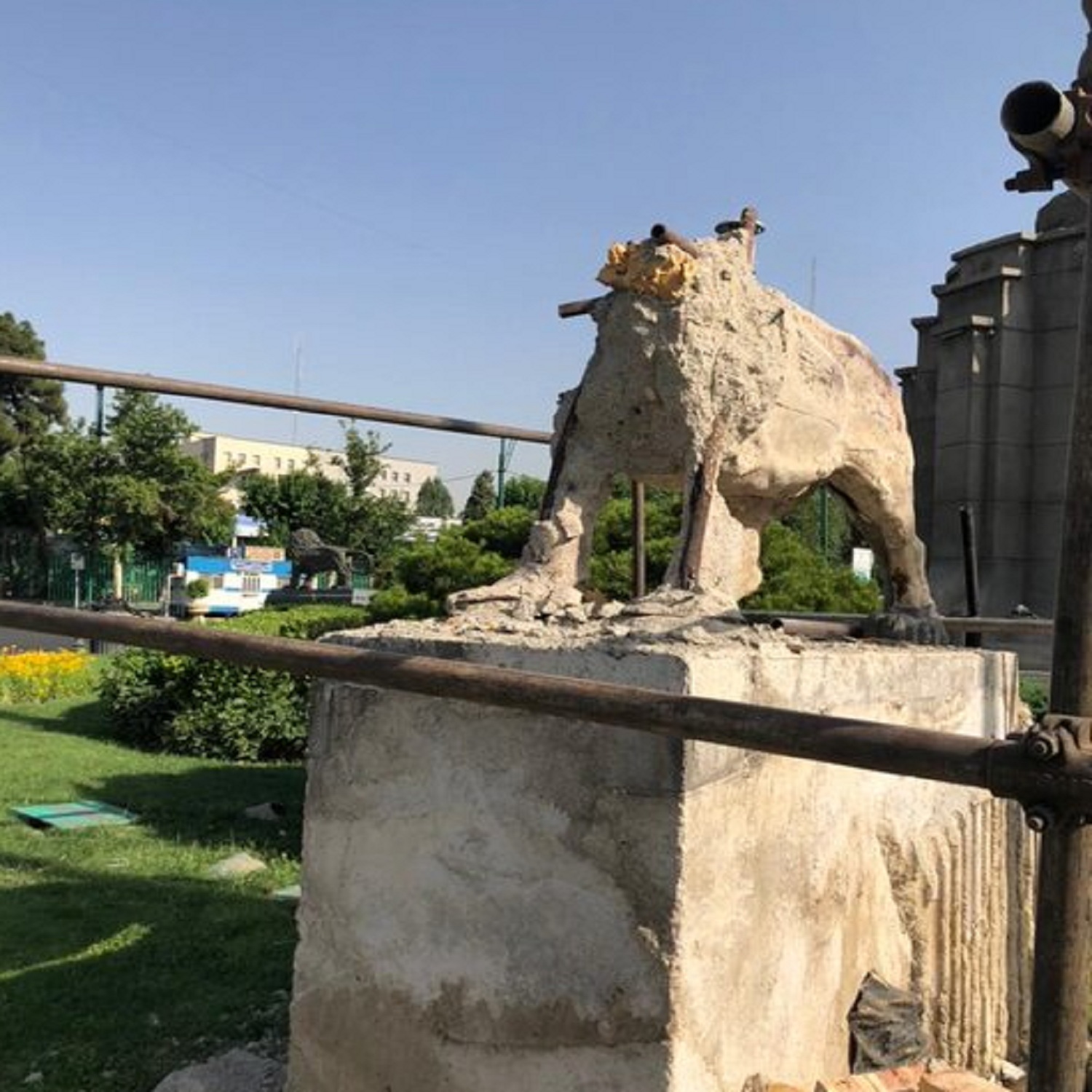 تخریب مجسمه‌های میدان حر تهران متوقف شد