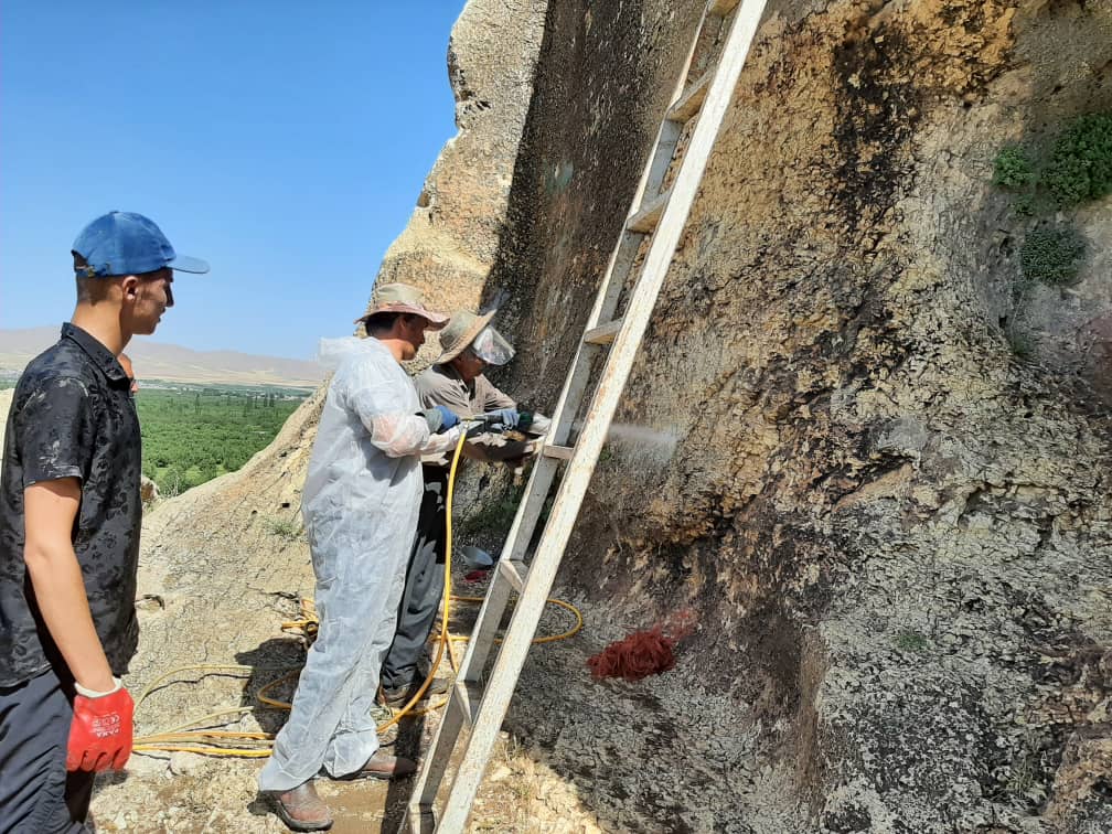 پاک‌سازی دیوارنوشته‌های گوردخمه سنگی فخریگاه مهاباد