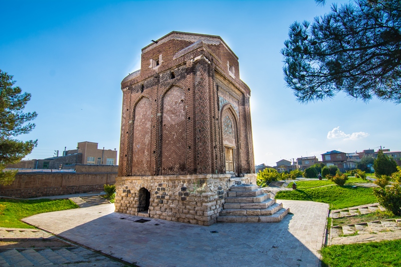 گنبد سرخ مراغه، یادمان سلجوقیان