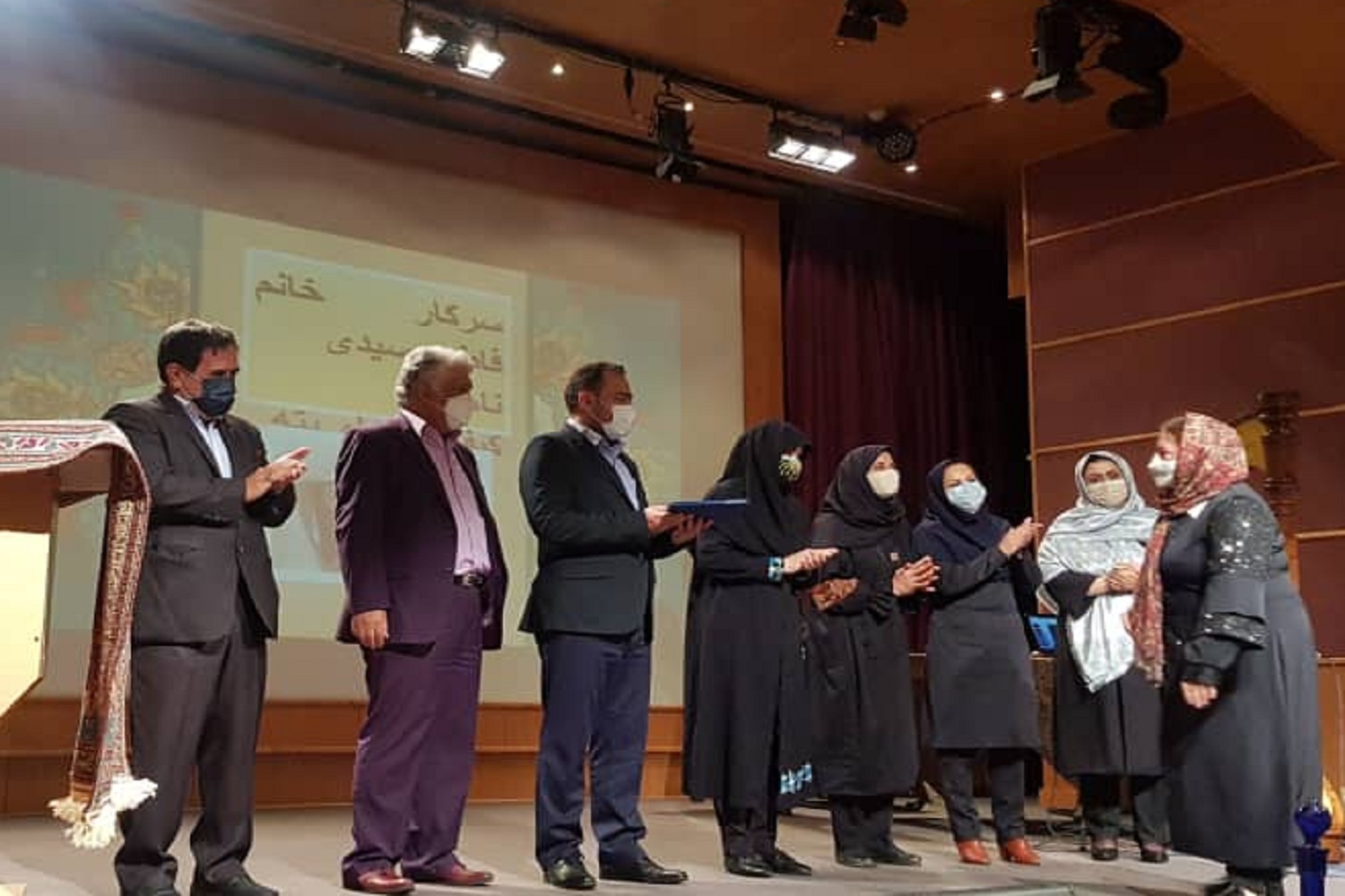 مراسم تجلیل از برگزیدگان نشان ملی مرغوبیت محصولات صنایع‌دستی در تهران برگزار شد