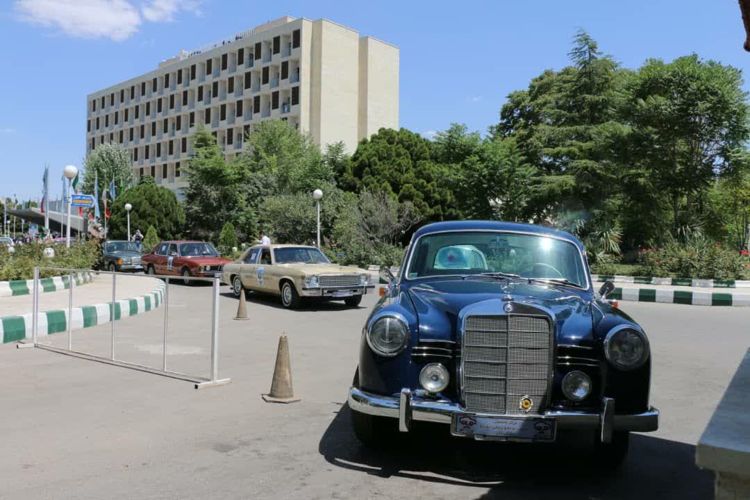 پیمایش شهری خودروهای کلاسیک و آنتیک در مشهد برگزار شد