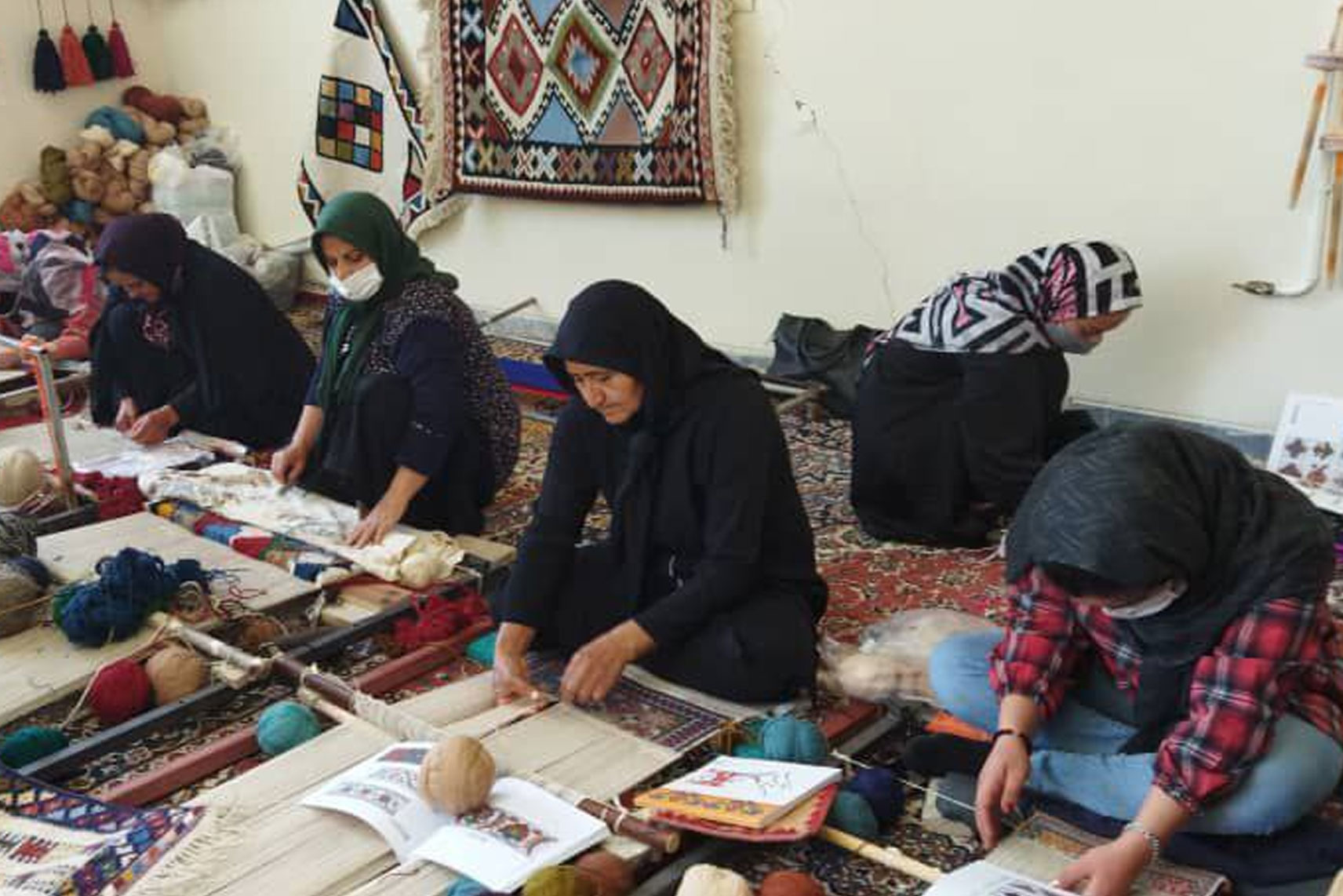 برگزاری کارگاه آموزشی بافته‌های داری در روستای ملی مهرگرد شهرستان سمیرم
