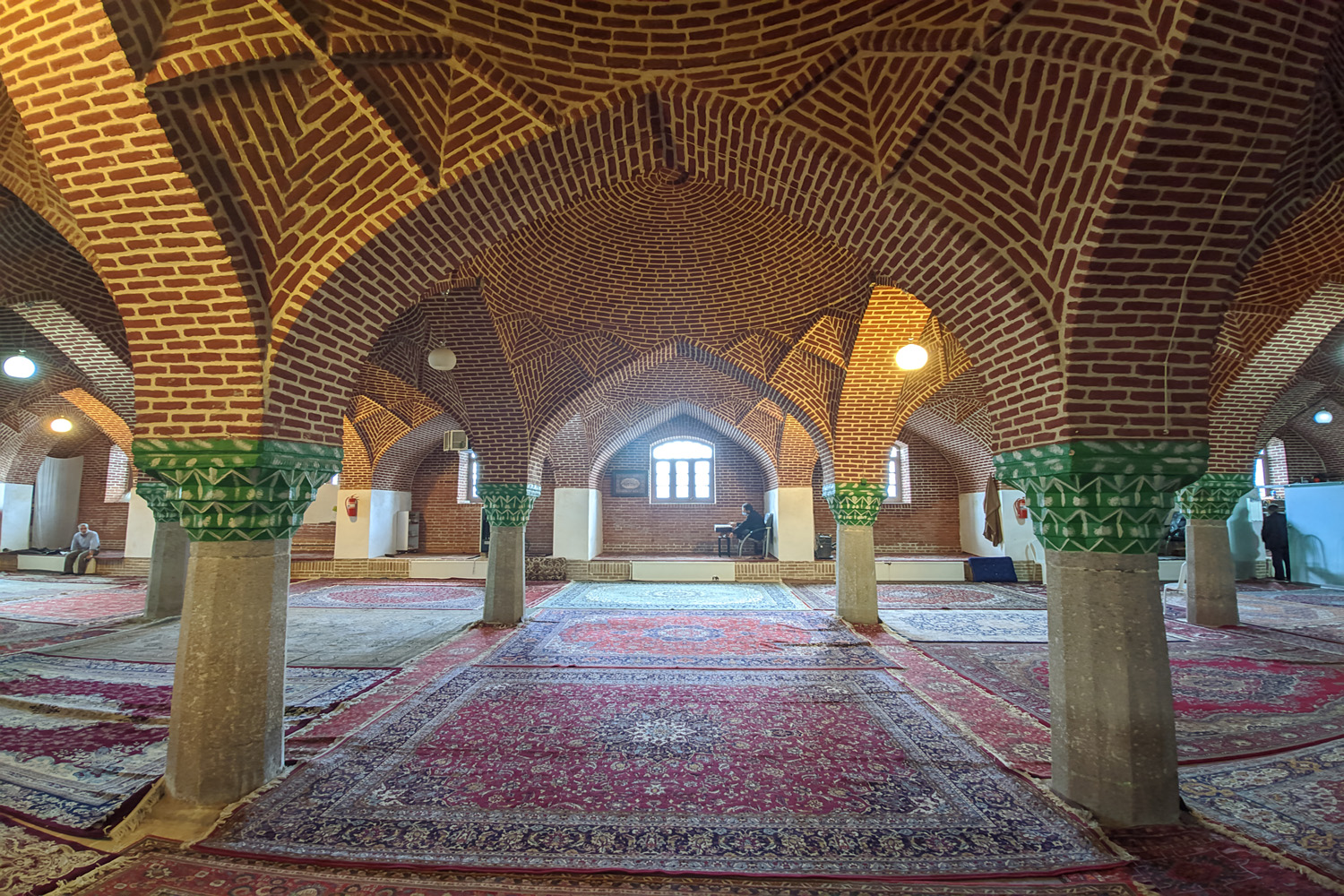 مسجد مجتهد ، مسجدی با 63 ستون در بازار تبریز