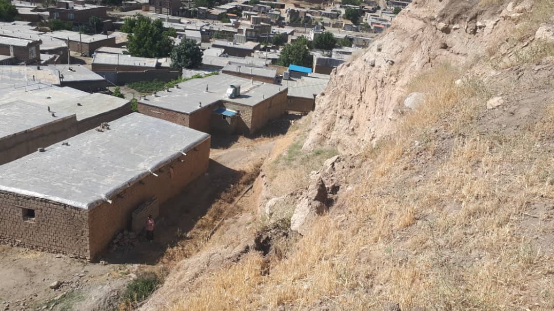 ریزش بخشی از تپه تاریخی جلدیان پیرانشهر در پی وقوع زلزله