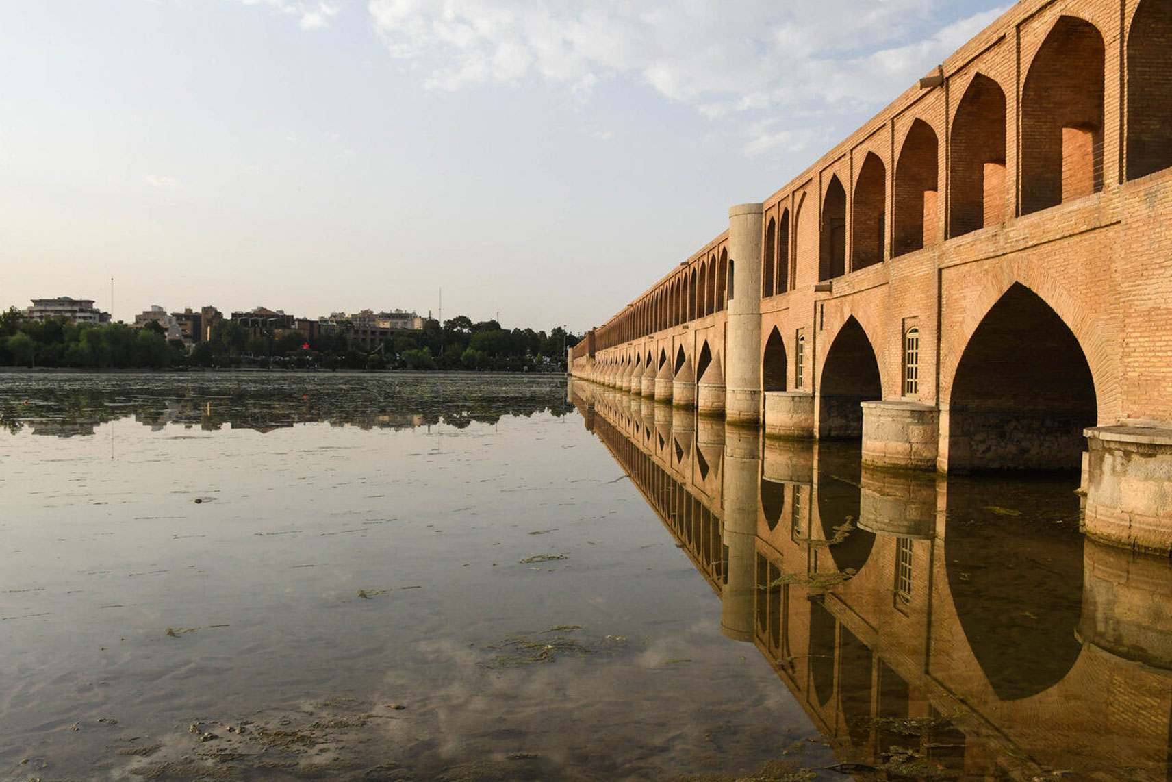تداوم جریان زاینده‌رود به حفظ پایه‌های پل‌های تاریخی اصفهان می‌انجامد