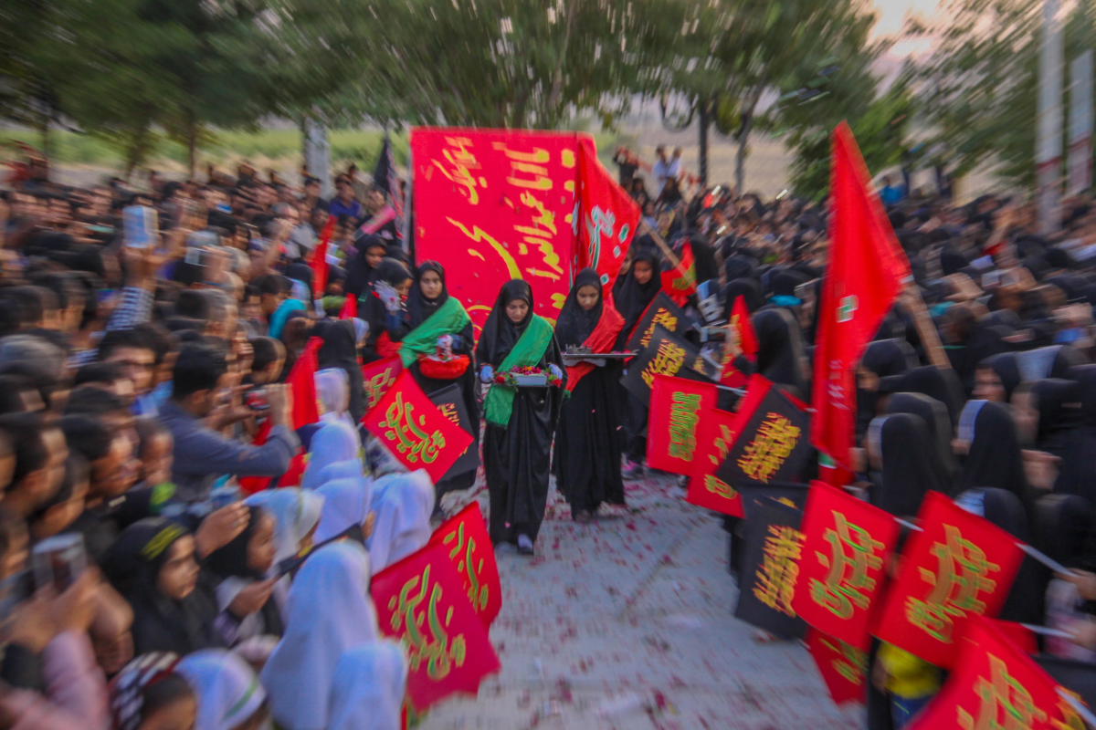 آیین اهتزاز پرچم سرخ حسینی در فورگ داراب
