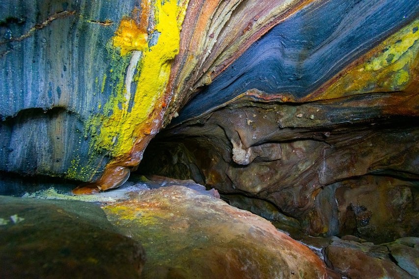 غار رنگین کمان در جزیره هرمز