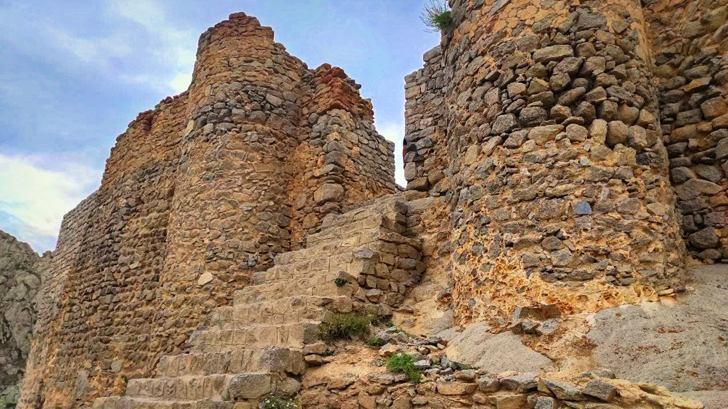 قلعه بابک کلیبر، دژی بر بلندای صخره‌ها