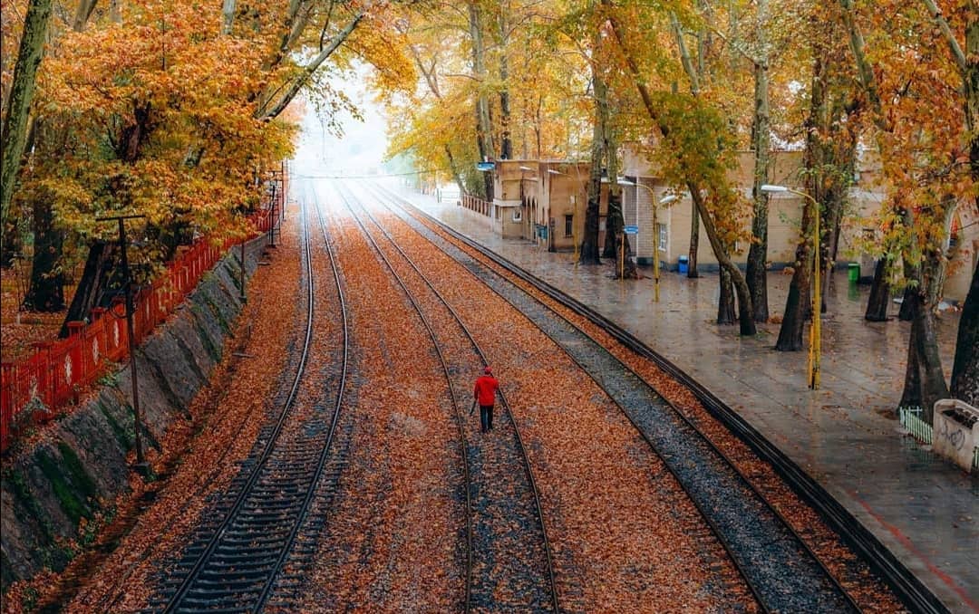 ایستگاه راه آهن بیشه در فصل زیبای پاییز