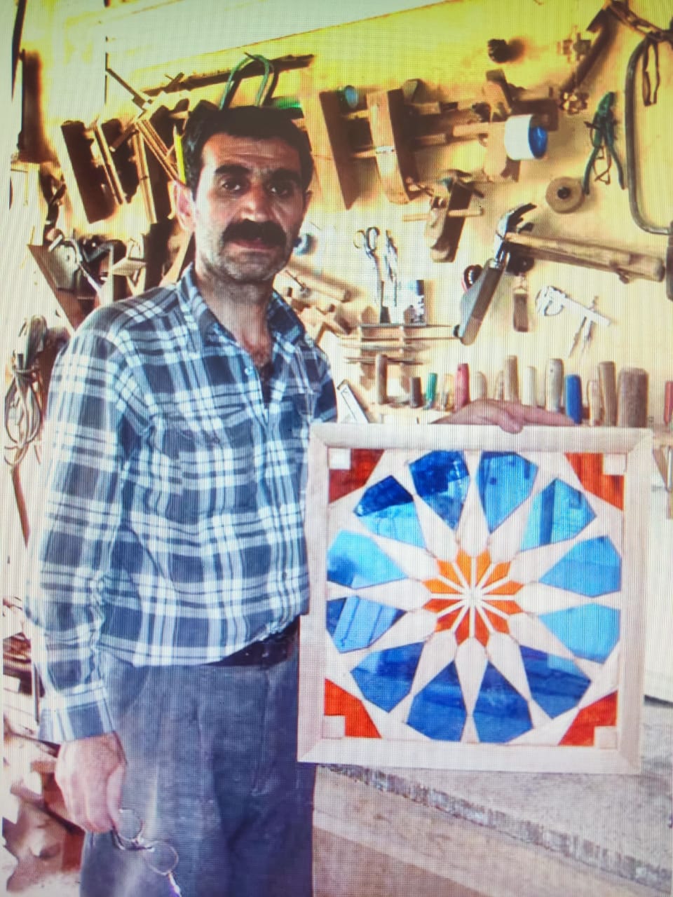 اعطای درجه هنری به استاد مصنوعات چوبی در همدان