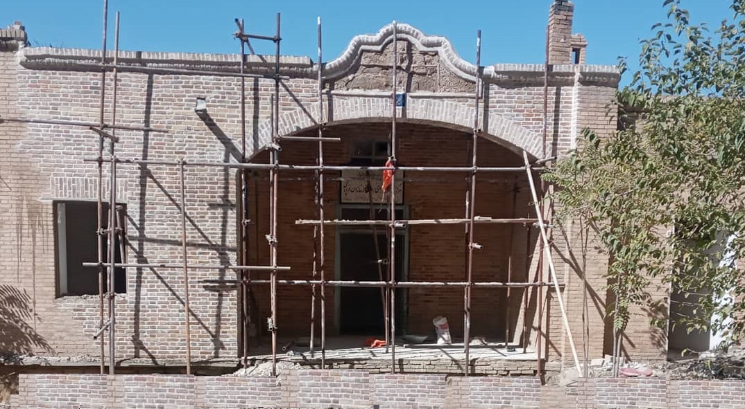 اتمام مرمت سردر درمانگاه تاریخی دهنو در شهرستان خنداب