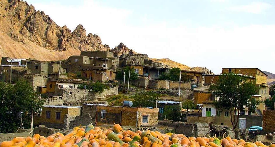 طبیعت و سازه‌های تاریخی در روستای گلابر زنجان