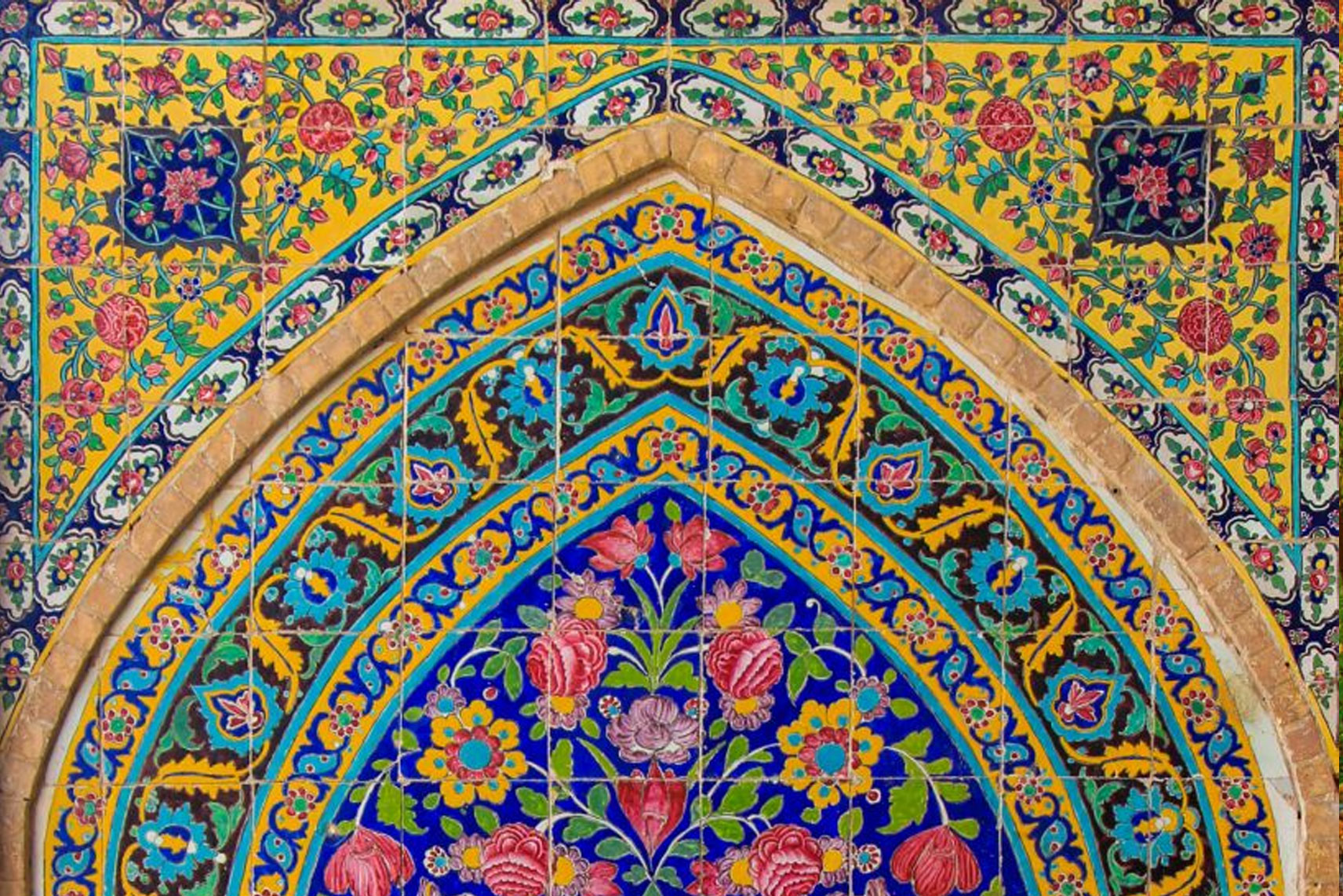 تزیینات کاشی‌کاری کم‌نظیر قاجاری در مسجد آقابزرگ کاشان