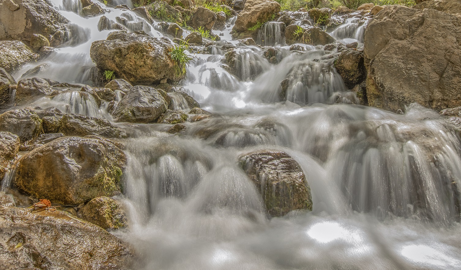 آبشار نوژيان یکی از زیباترین آبشارهای لرستان