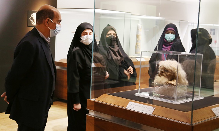 بازدید کارکنان بسیجی مجموعه نیاوران از نمایشگاه «مرگ در نمک» و «انسان در جستجوی منابع»