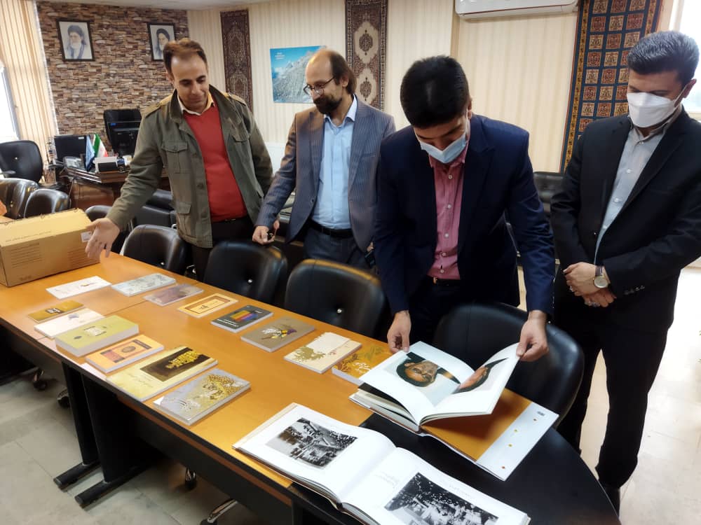 اهدای 15 جلد کتاب نفیس به اداره‌کل میراث‌فرهنگی کردستان
