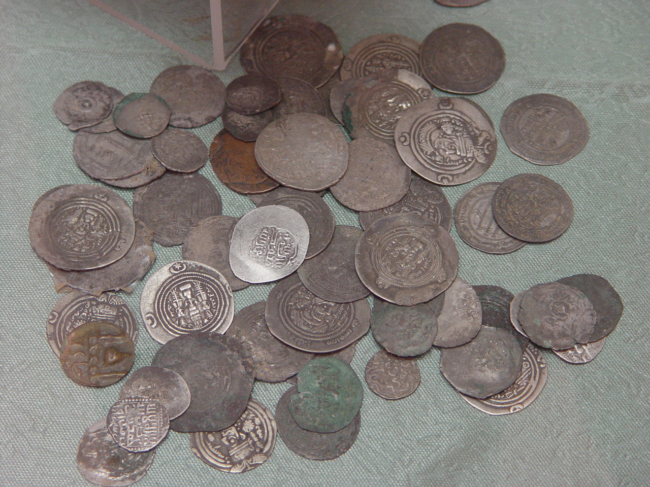 کشف و ضبط ۹۲ سکه تقلبی در شوقان جاجرم