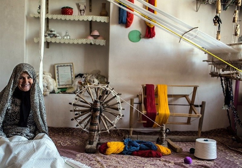 زنان روستایی پیشرو در تولید محصولات صنایع‌دستی خراسان جنوبی