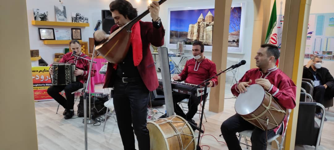 استقبال پرشور مردم از غرفه موسیقی آشیقی آذربایجان غربی در نمایشگاه تهران