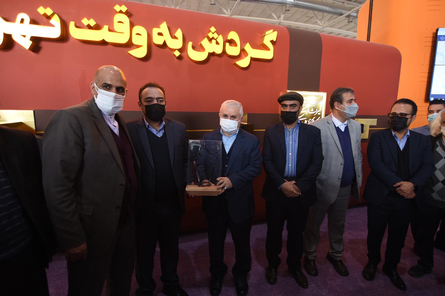 تندیس رویداد ملی طراحی آبگینه 1400 در غرفه استان تهران رونمایی شد