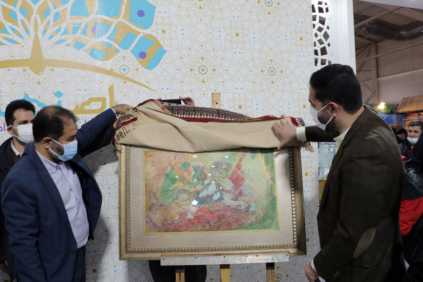 رونمایی از اثر هنری «علمدار عشق» در غرفه اصفهان