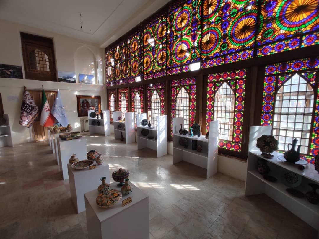 افتتاح نمایشگاه آثار «حکاکی روی مس» به مناسبت دهه فجر در شهرستان اهر