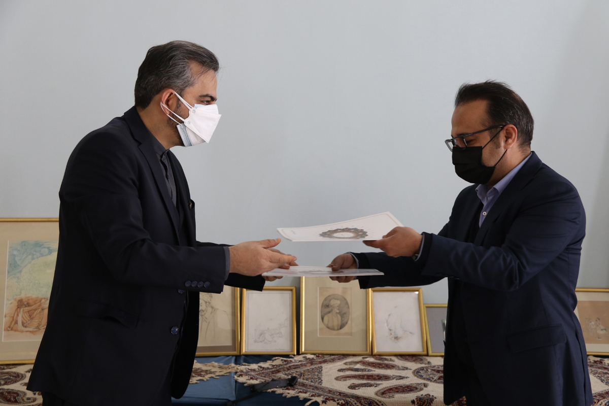 اهدای ۱۰ تابلوی نقاشی استاد حسین بهزاد توسط یک ایرانی مقیم فرانسه به وزارت میراث‌فرهنگی