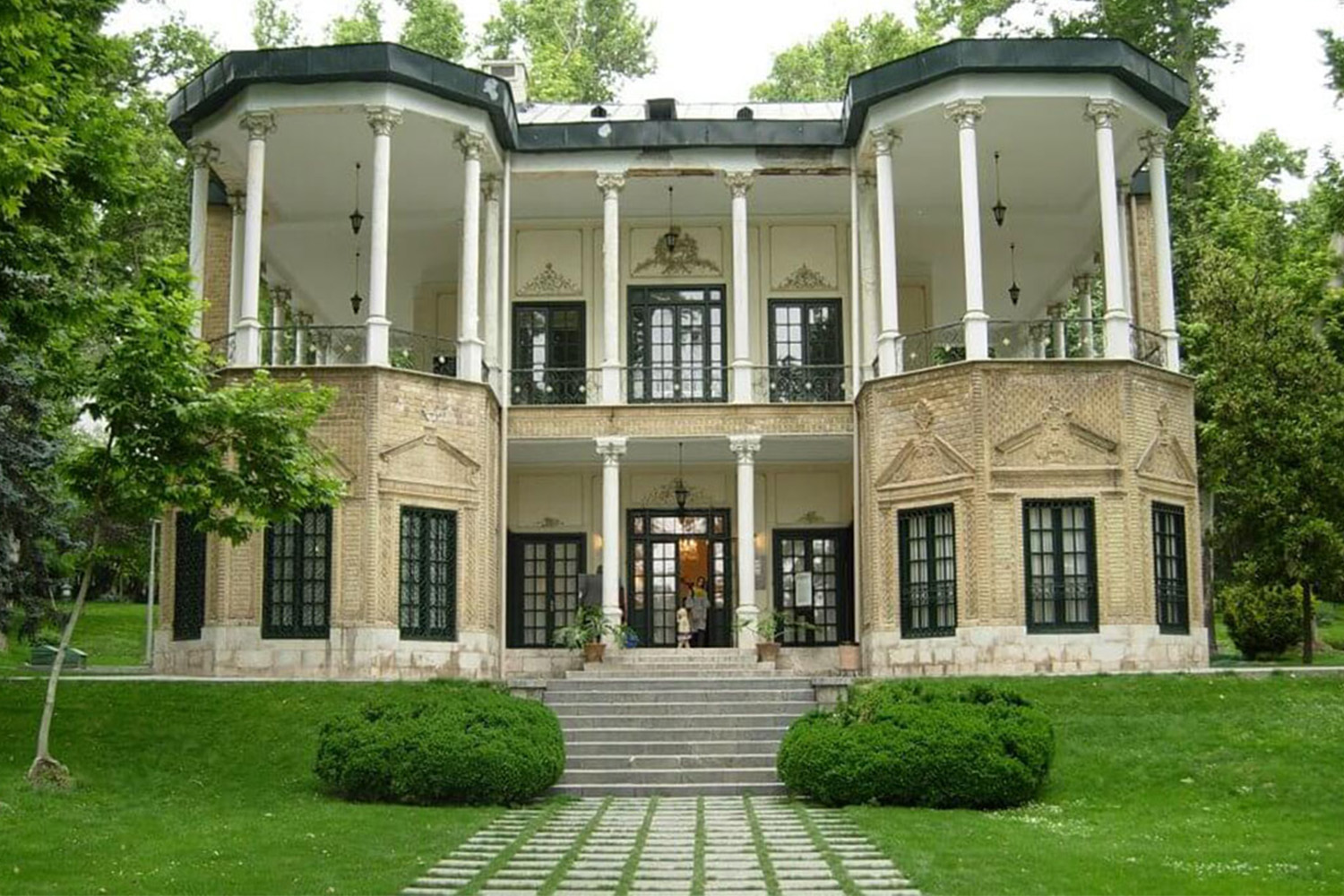 کاخ نیاوران نگین شمیرانات تهران