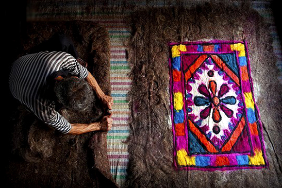 نمدمالی ، نقشِ رنگین هنر در نگاره‌های بافته‌ای سنتی