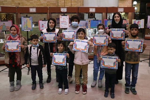 اهدای جوایز به برندگان مسابقه زندگی حضرت، زهرا، مادر و زنان مدافع سلامت