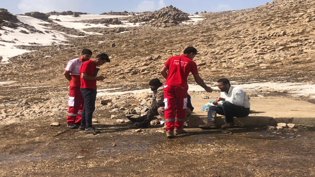 نجات ۳ گردشگر در کوه برم فیروز شهرستان سپیدان