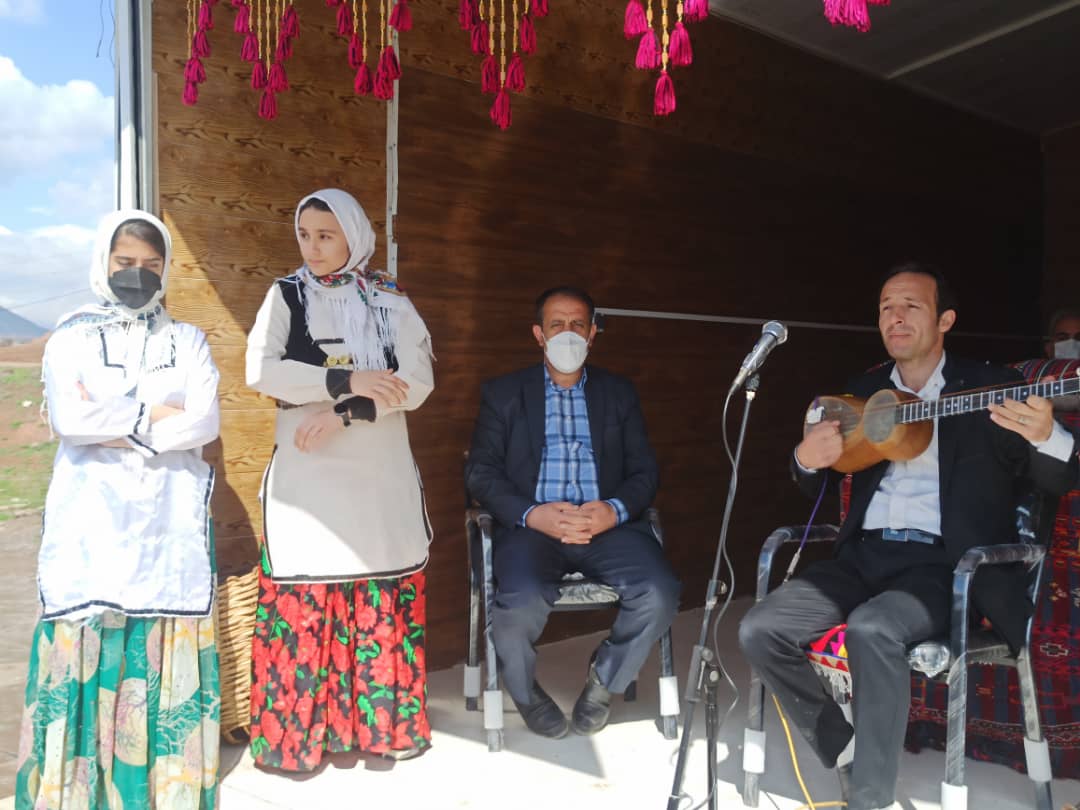 موسیقی سنتی در ورودی روستای سرخه دیزج اجرا شد