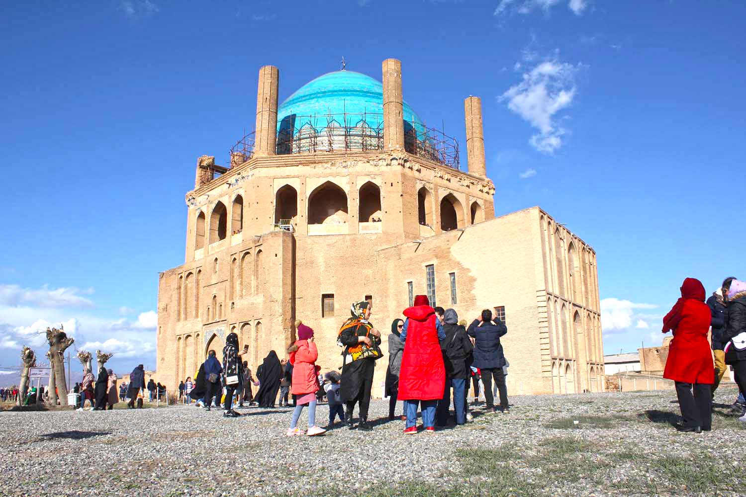 گردشگران نوروزی در پایگاه میراث جهانی گنبد سلطانیه