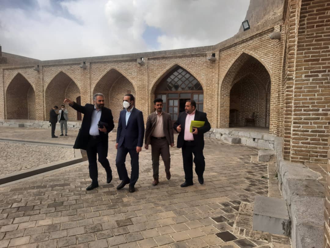 بازدید مدیرعامل شرکت توسعه گردشگری ایران از هتل‌کاروانسرای بیستون