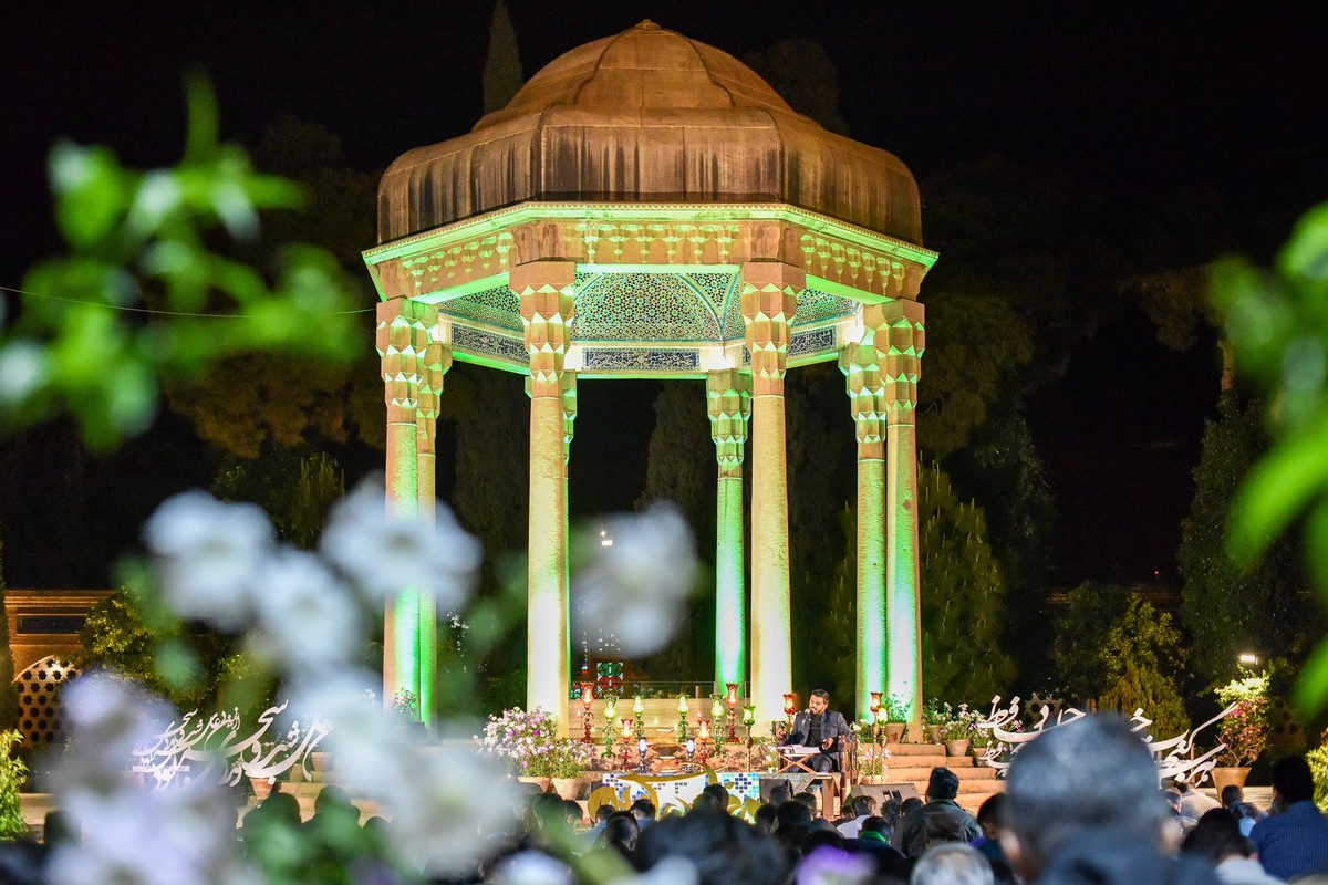 مراسم احیای آخرین شب از لیالی قدر در جوار آرامگاه لسان الغیب،حافظ شیرازی