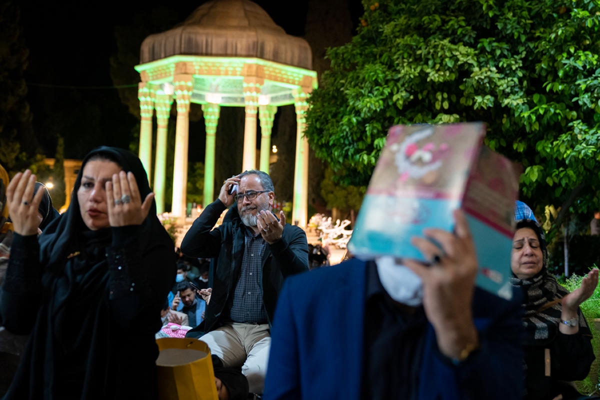 مراسم احیای شب نوزدهم ماه مبارک رمضان در جوار آرامگاه لسان الغیب،حافظ شیرازی